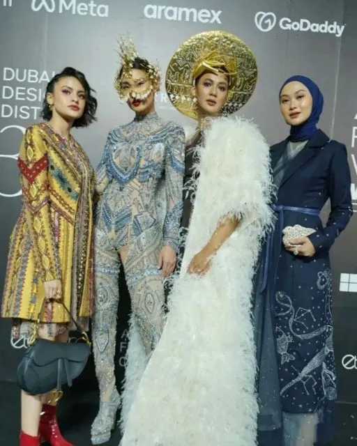 Potret Paula Verhoeven yang Melenggang di Arab Fashion Week 8 Potret Paula di Arab Fashion Week