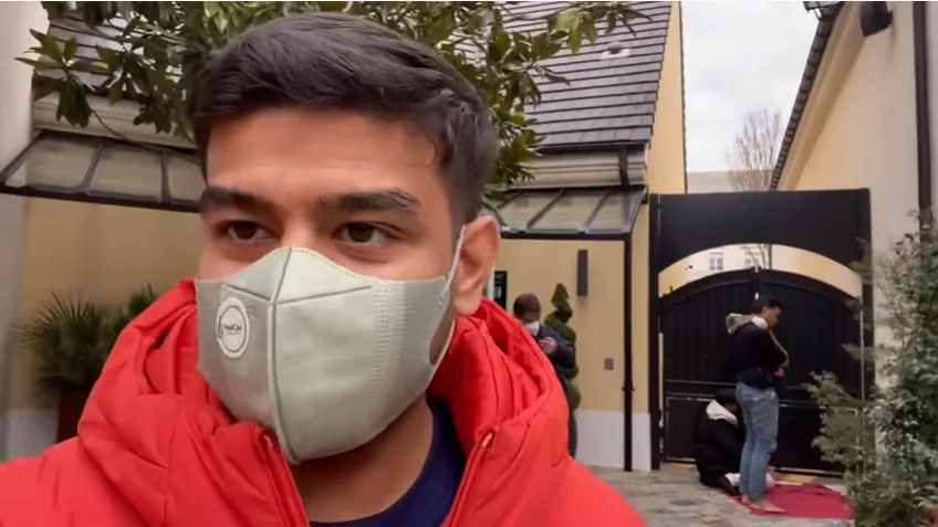 Tak ada Musala, Fadil Jaidi dan Ayah Pilih Salat di Pinggir Jalan Paris. Warganet Salut! 4 Fadil Jaidi