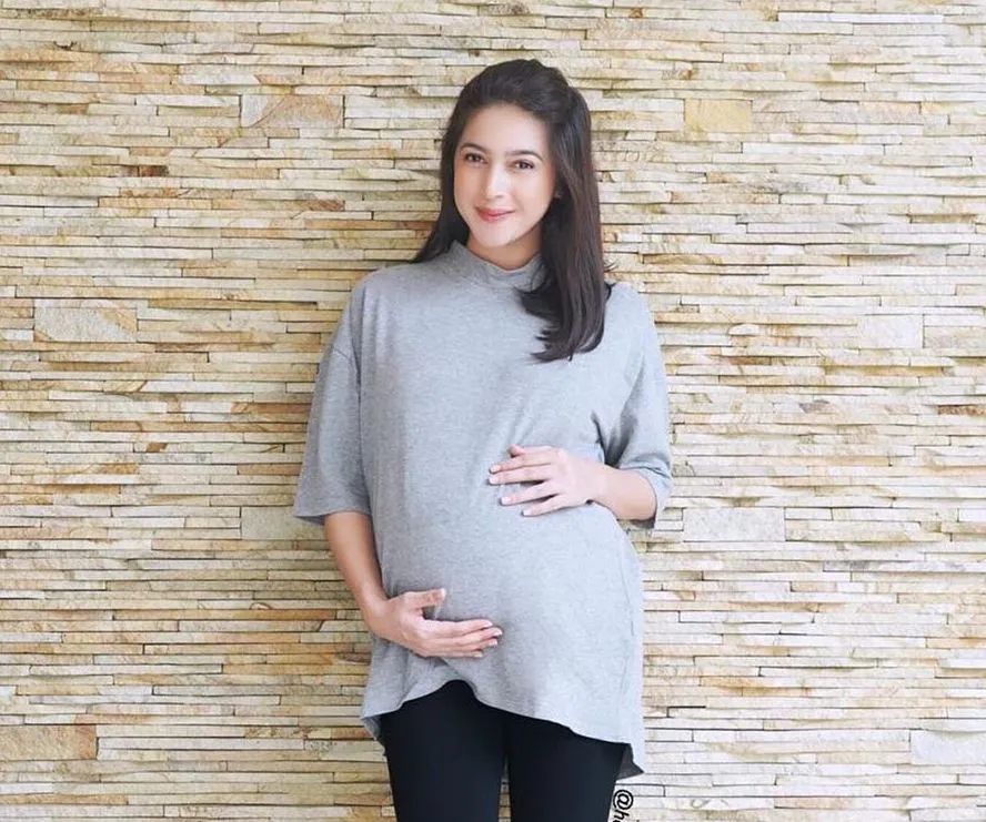 9 Artis yang Pernah Tutupi Kehamilan Saat Trimester Awal. Siapa Saja? 15 Nabila Syakieb