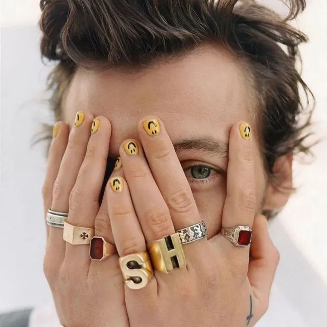 8 Figur Publik yang Pamer Nail Art Kece nan Unik. Stunning Abis! 9 Seleb laki-laki dengan nail art