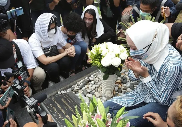 Angelina Sondakh Ziarah ke Makam Adjie Massaid, Minta Maaf 10 Tahun Tinggalkan Anak 3 Angelina Sondakh ziarah