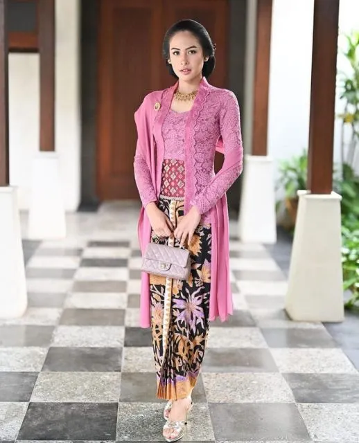8 Potret Maudy Ayunda dalam Berbagai Kebaya, Cantik dan Anggun! 9 Potret Maudy Ayunda mengenakan kebaya