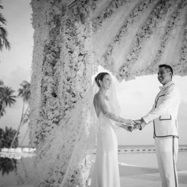 7 Potret Kemesraan Julie Estelle dan Suami Rayakan Satu Tahun Pernikahan 8 Julie dan suami rayakan annieversary