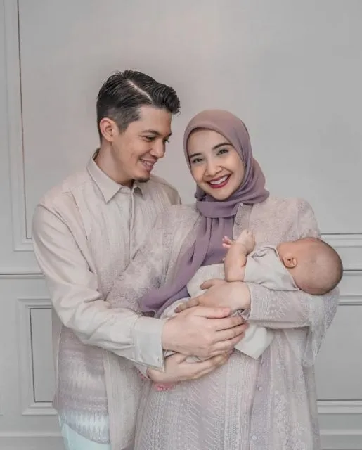 9 Ide Baju Sarimbit ala Keluarga Selebritas Terbaru. Pas nih Buat Lebaran 14 Inspirasi baju sarimbit keluarga ala seleb terbaru