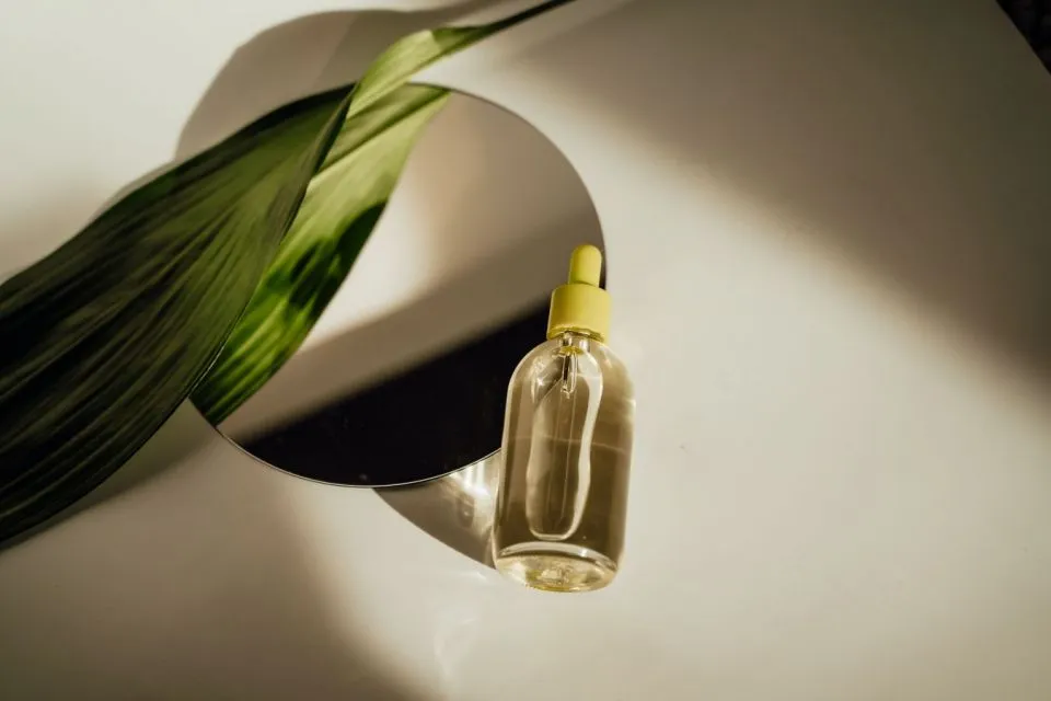 DIY Serum Wajah yang Ampuh Basmi Jerawat dan Bikin Glowing Paripurna 7 Sebotol cairan yang mengandung teh hijau