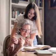 Naskah Untuk Nenek: Biarkan Kenang-Kenangan Darimu Dan Dari Mereka yang Aku Sayangi, Aku Tempatkan Ke Dalam Gambaran Sukmaku