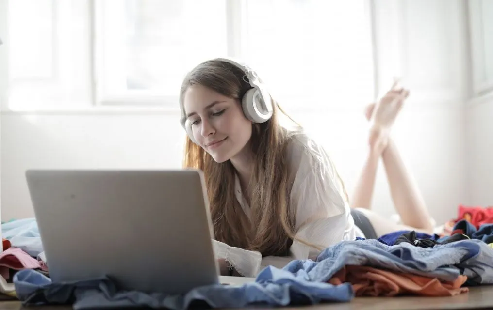 Twitter Akan Meluncurkan Fitur Podcast. Bagaimana dengan Fitur Space? 4 A Women with Headphone and leptop