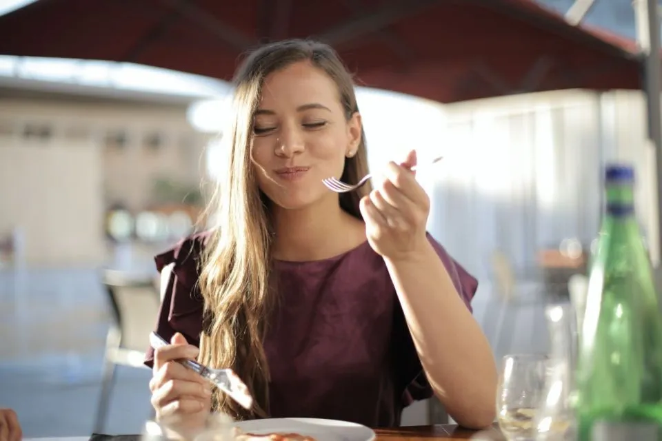 Tips Agar Timbangan Aman Pas Makan All You Can Eat. Perhatikan Nutrisi 7 Kunyah pelan-pelan biar nggak bikin penumpukan kalori dan lemak