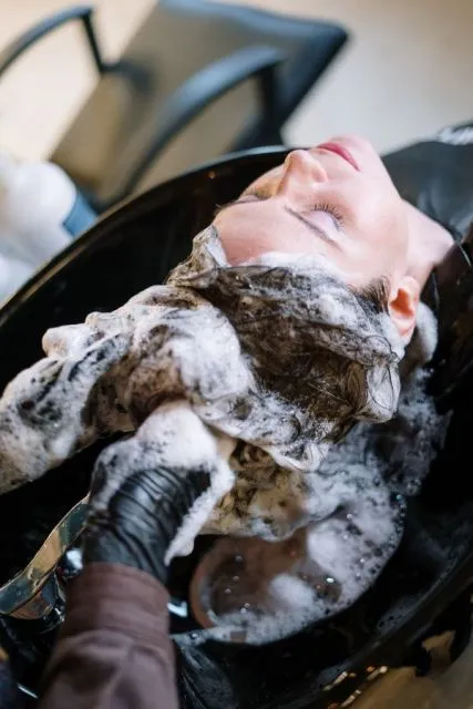 6 Kandungan yang Wajib Dihindari di Hair Care Kalau Kamu Berketombe 9 Kandungan yang perlu dihindari rambut berketombe