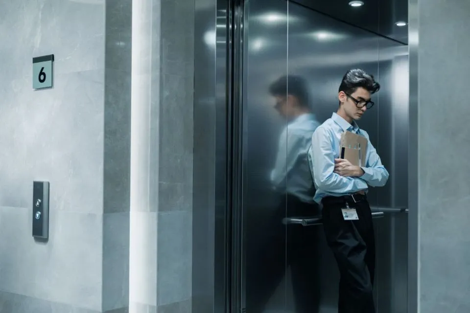 Tips Aman Saat Terjebak di Lift. Ini 7 Hal yang Boleh dan Jangan Dilakukan 12 tips aman saat terjebak di lift