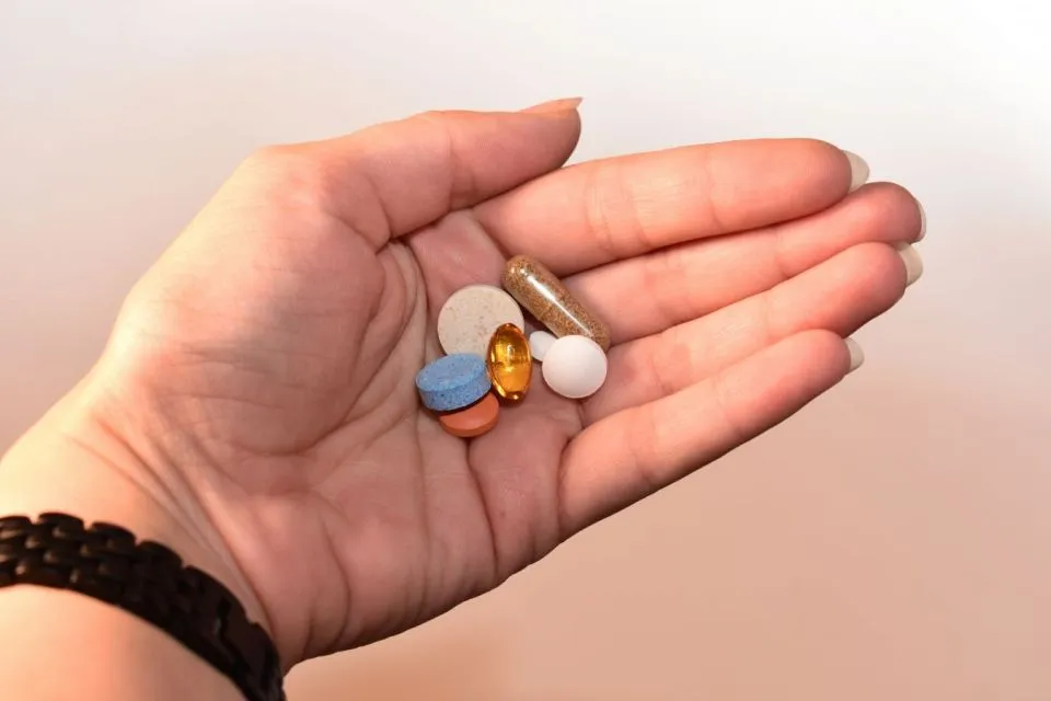 Tips Menelan Obat Buatmu yang Kesulitan Minum Kapsul dan Sejenisnya 3 Orang memegang pil dan kapsul