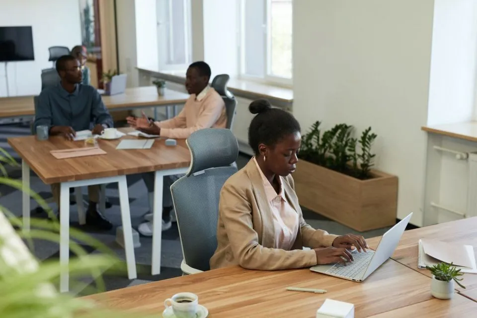 Bicara Lewat Karya, Rumus Mematahkan Stereotip yang Terlanjur Melekat Pada Perempuan 8 perempuan berkarya dengan kerja di kantor
