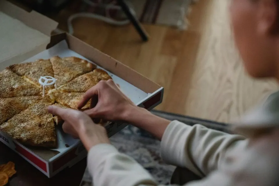 6 Manfaat Tidur yang dapat Membantu Proses Penurunan Berat Badan 8 Makan pizza
