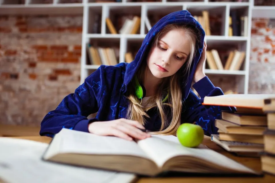 7 Tips Istirahat Sejenak saat Capek Belajar dan Menghafal. Fokus, Fokus! 8 Seorang wanita membaca buku
