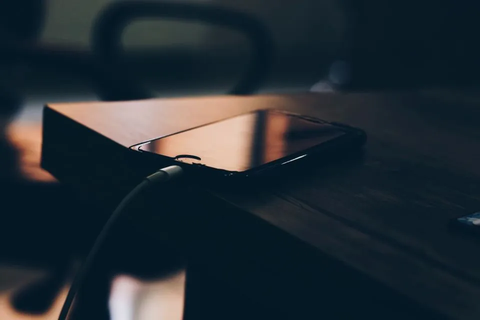 Bahaya Main HP Sebelum Tidur, Jaga Kesehatanmu! 4 tips mengecas HP