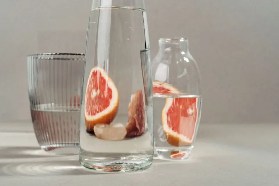 5 Tips Membersihkan Botol Kaca. Noda Hilang, Botol Bersih Bersinar! 3 Irisan jeruk yang direndam di dalam botol kaca