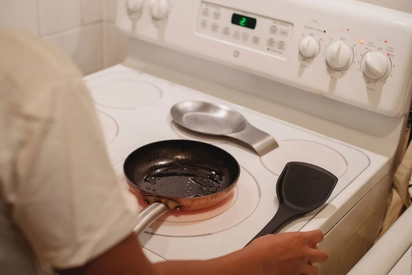 Syarat Memakai Ulang Minyak Goreng, Nggak Boleh Sembarangan 2 Menuang minyak