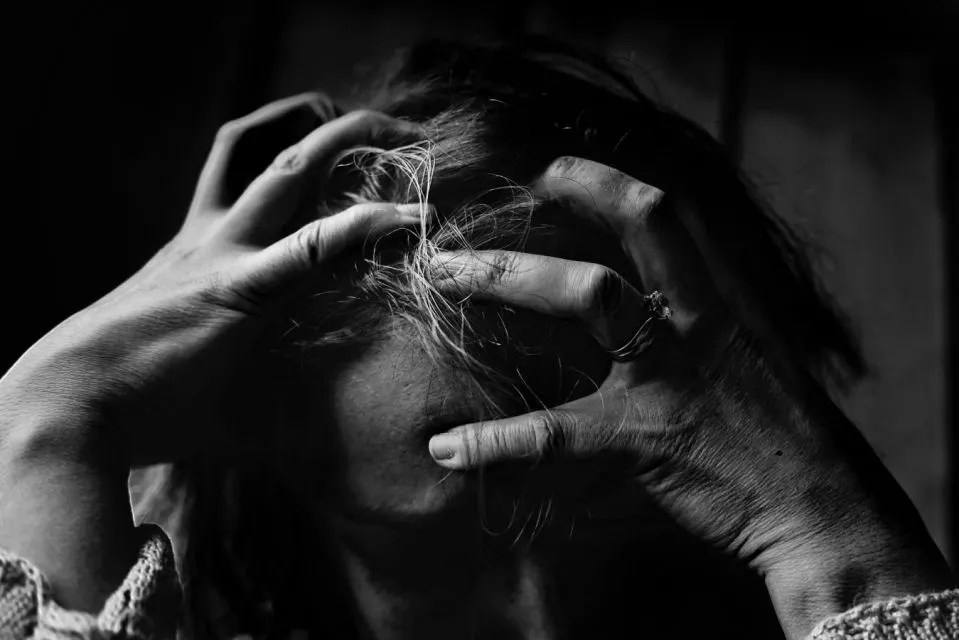 Penyebab Kamu Tidur Terlalu Lama. Hati-hati, Bisa Jadi Karena Penyakit 11 Wanita memegang kepala