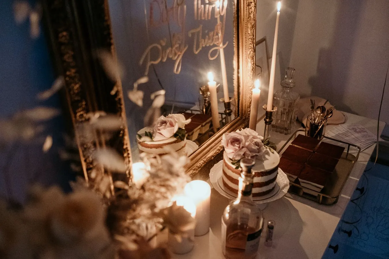 Cara Menghilangkan Tetesan Lilin yang Menempel Pada Berbagai Permukaan 4 Lilin di dekat cermin