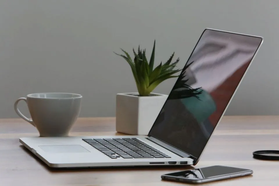 5 Langkah Penyelamatan Laptop yang Ketumpahan Air. Biar Nggak Rusak! 6 laptop ketumpahan air