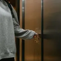 Tips Aman Saat Terjebak di Lift. Ini 7 Hal yang Boleh dan Jangan Dilakukan