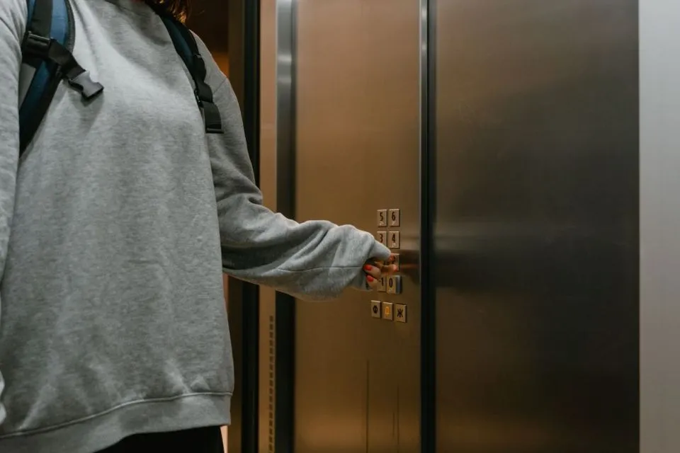 Tips Aman Saat Terjebak di Lift. Ini 7 Hal yang Boleh dan Jangan Dilakukan 9 tips aman saat terjebak di lift