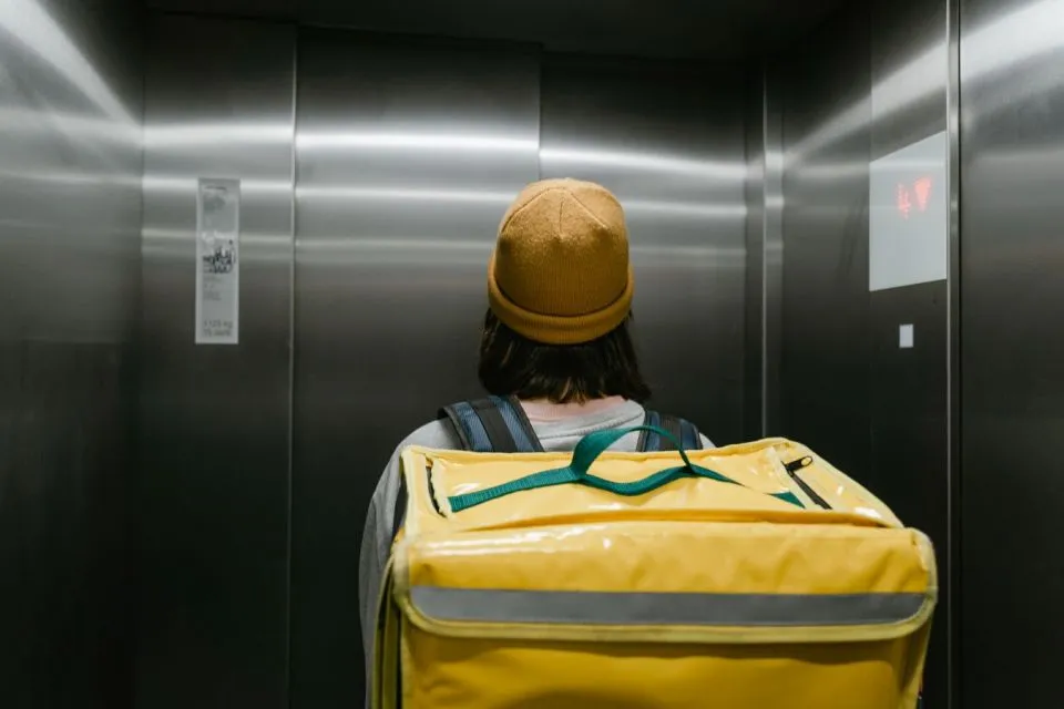 Tips Aman Saat Terjebak di Lift. Ini 7 Hal yang Boleh dan Jangan Dilakukan 8 tips aman saat terjebak di lift