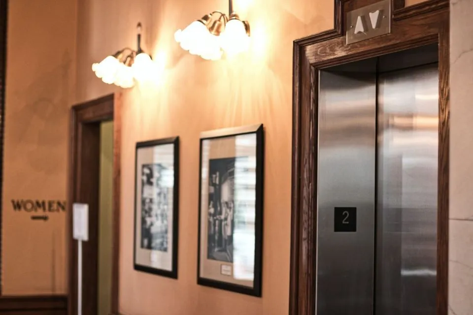 Tips Aman Saat Terjebak di Lift. Ini 7 Hal yang Boleh dan Jangan Dilakukan 11 tips aman saat terjebak di lift