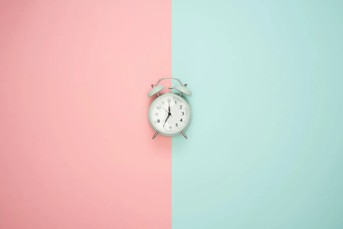 Cara Mencegah Oversleeping yang Bisa Kamu Lakukan 5 Alarm