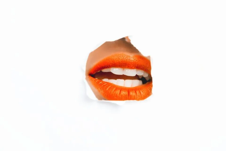 12 Trik Rahasia Pakai Lipstik. Punya Banyak Fungsi yang Ciamik! 24