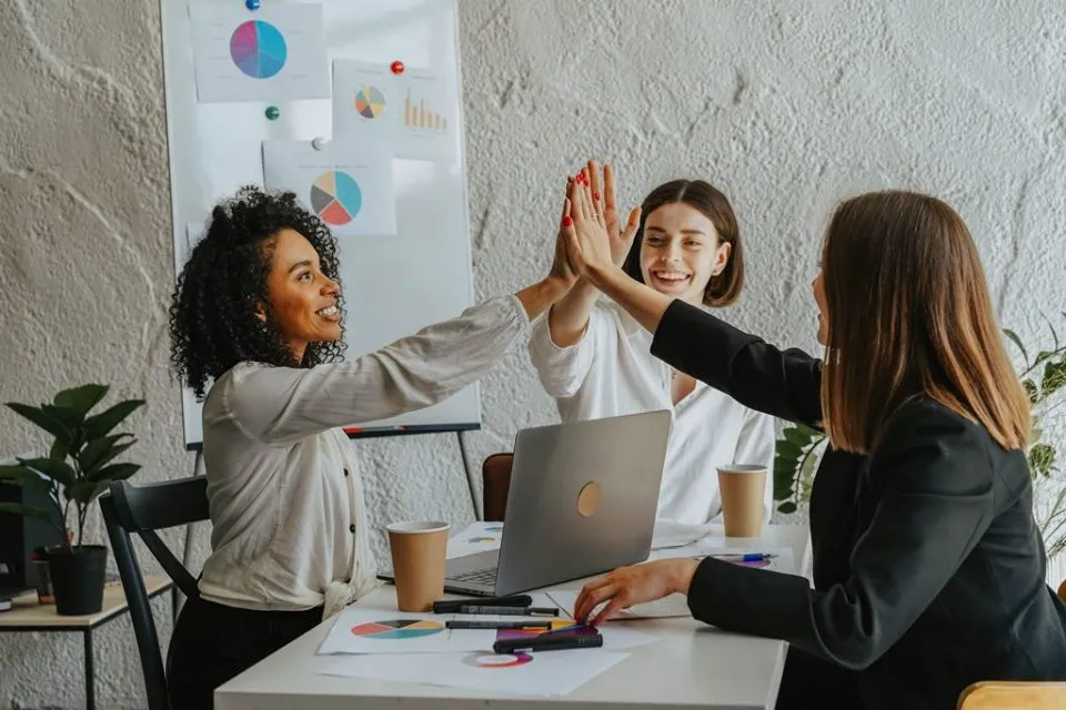 Perempuan yang Berdaya dan Berkarya Lewat Tulisan, Kamu Hebat! 4 bias perempuan