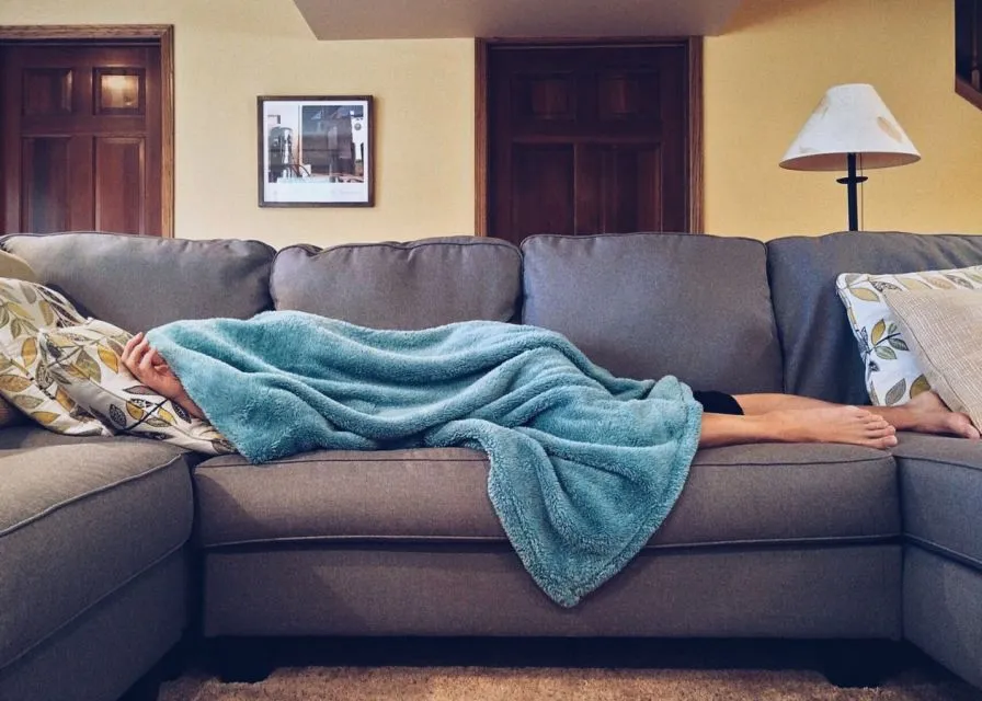 Cara Mengatasi Biduran di Musim Hujan. Siap-siap Bedak Antigatal! 3 Tidur di sofa