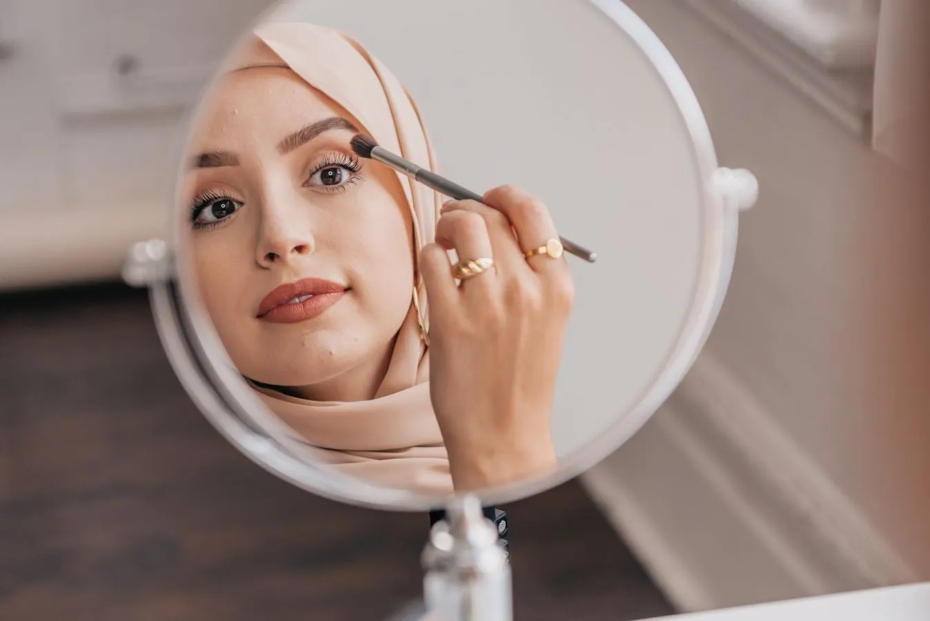 Do's and Don'ts Saat Kencan Pertama. Dijamin Kencanmu Lancar! 11 Wanita yang memoleskan makeup sebelum berkencan