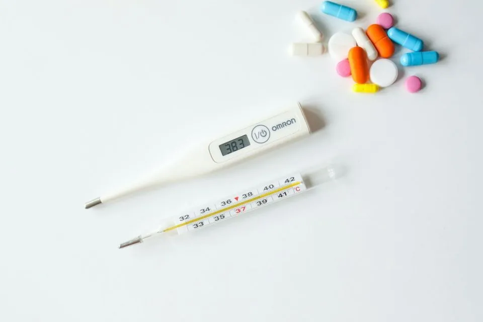 Mitos Tentang Demam yang Masih Dipercaya Banyak Orang 8 Ilustrasi Termometer dan obat-obatan