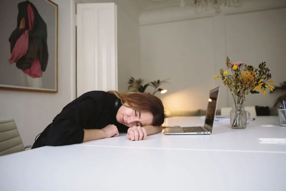 Apa Itu 'Zoom Fatigue' dan Cara Mengatasinya 3 Seseorang tidur di depan laptop