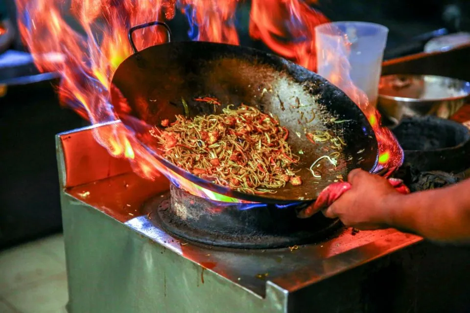 Cara Ampuh Cegah Bibir Pecah-pecah Saat Laksanakan Ibadah Puasa 8 Photo by Prince Photos: https://www.pexels.com/photo/person-cooking-noodles-3054690/