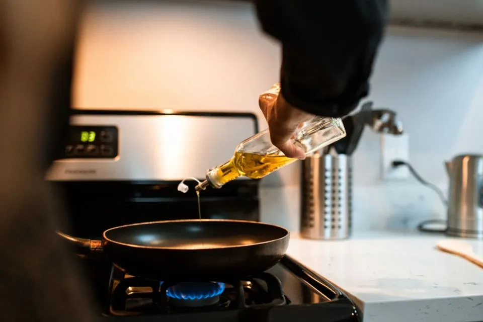 9 Bahan Pengganti Minyak Goreng yang Lagi Langka. Lebih Sehat Malahan! 16 bahan pengganti minyak goreng