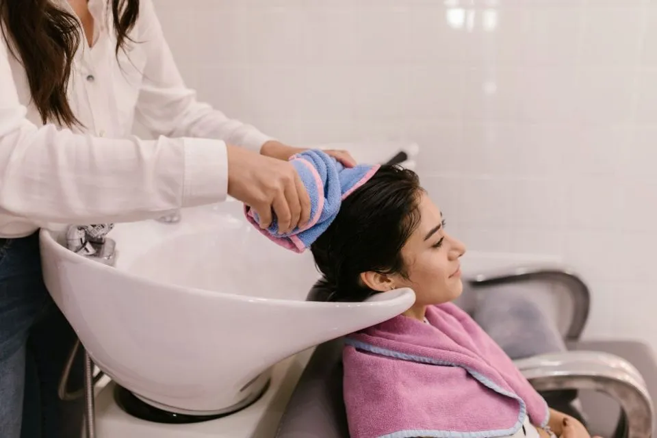 Viral di Tiktok, Benarkah Harus Keramas Dua Kali Biar Bersih? 6 Wanita mengeringkan rambut
