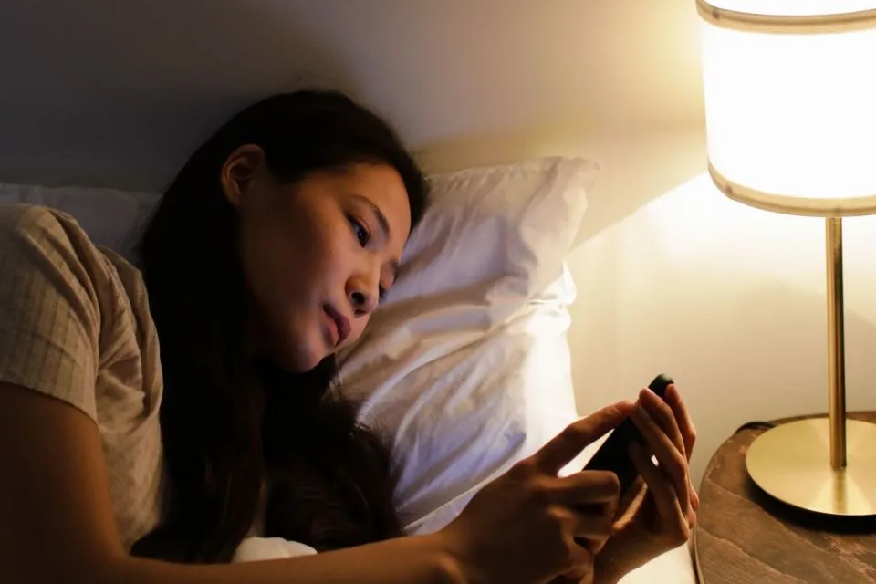Cara Mencegah Oversleeping yang Bisa Kamu Lakukan 8 Bermain ponsel sebelum tidur