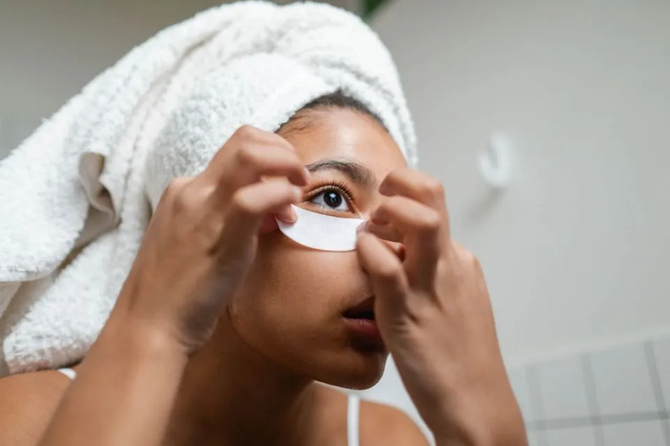 6 Langkah Membersihkan Kulit Wajah Agar Tetap Sehat 12 Memakai masker mata