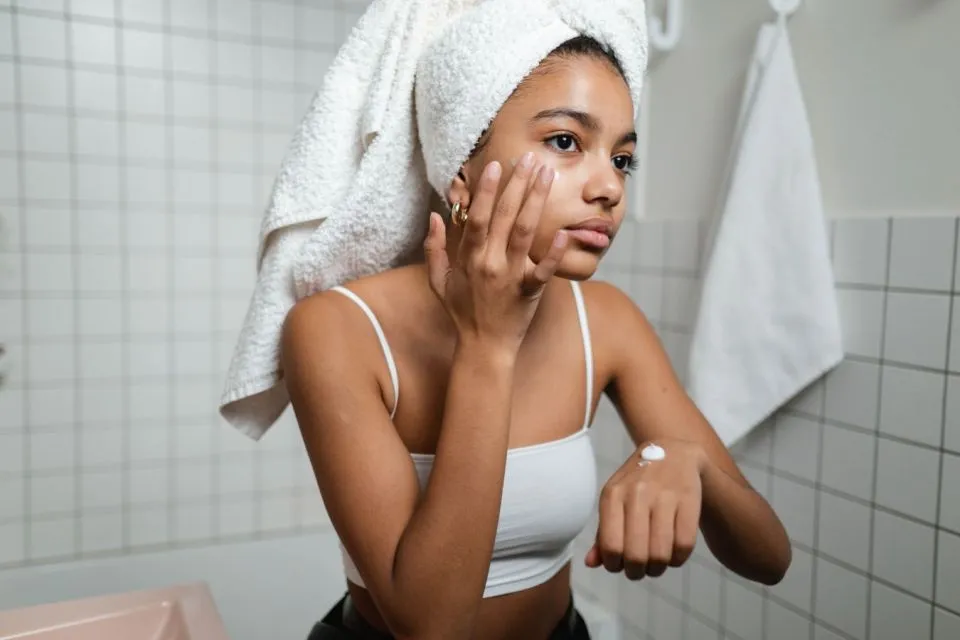 6 Langkah Membersihkan Kulit Wajah Agar Tetap Sehat 11 Gadis pakai moisturizer