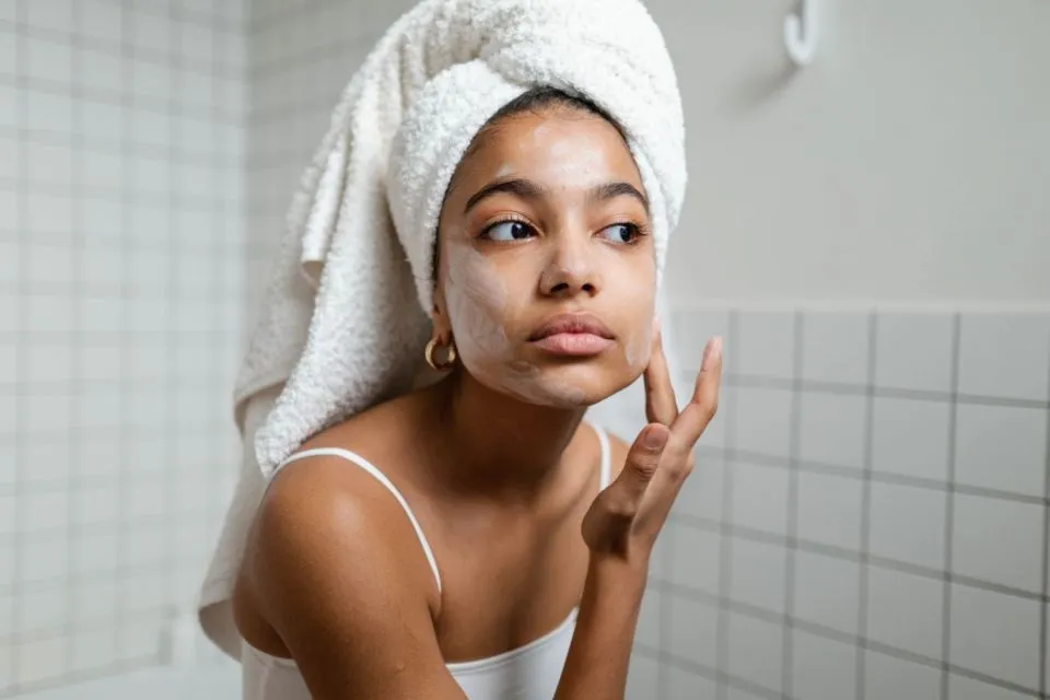 6 Langkah Membersihkan Kulit Wajah Agar Tetap Sehat 8 Cuci muka
