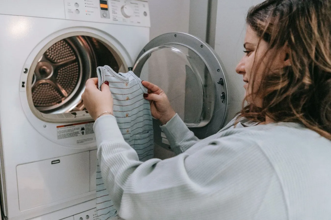 Tips Ngekos Mahasiswa Baru, Biar Cepat Adaptasi! 4 Wanita yang sedang mencuci baju dengan mesin cuci