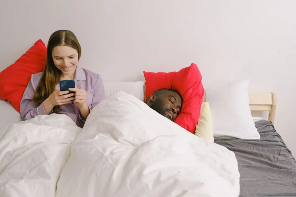 Bahaya Main HP Sebelum Tidur, Jaga Kesehatanmu! 3 Main hp saat tidur