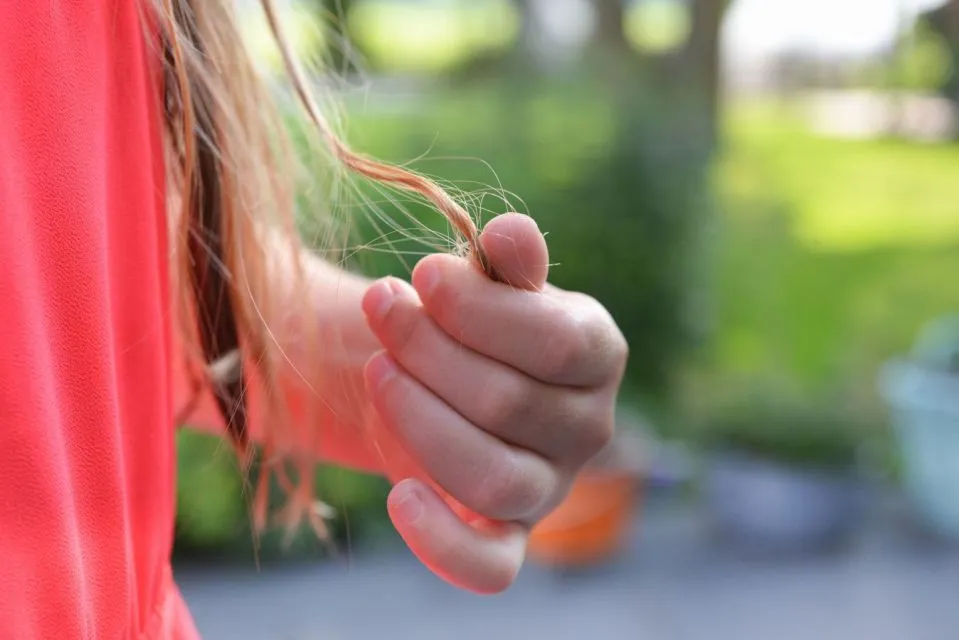 6 Kandungan yang Wajib Dihindari di Hair Care Kalau Kamu Berketombe 11 Kandungan yang perlu dihindari rambut berketombe