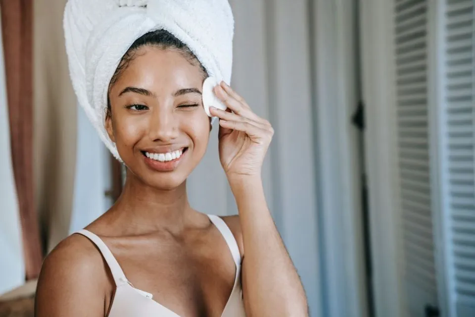 Manfaat Saffron untuk Wajah, Sukses Wujudkan Kulit Cantik Berseri 17 Membersihkan wajah dengan toner saffron
