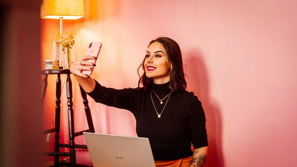 TikTok Menambah Formula dengan Memperpanjang Durasi Video Menjadi 10 Menit 3 A Women with Iphone and Leptop