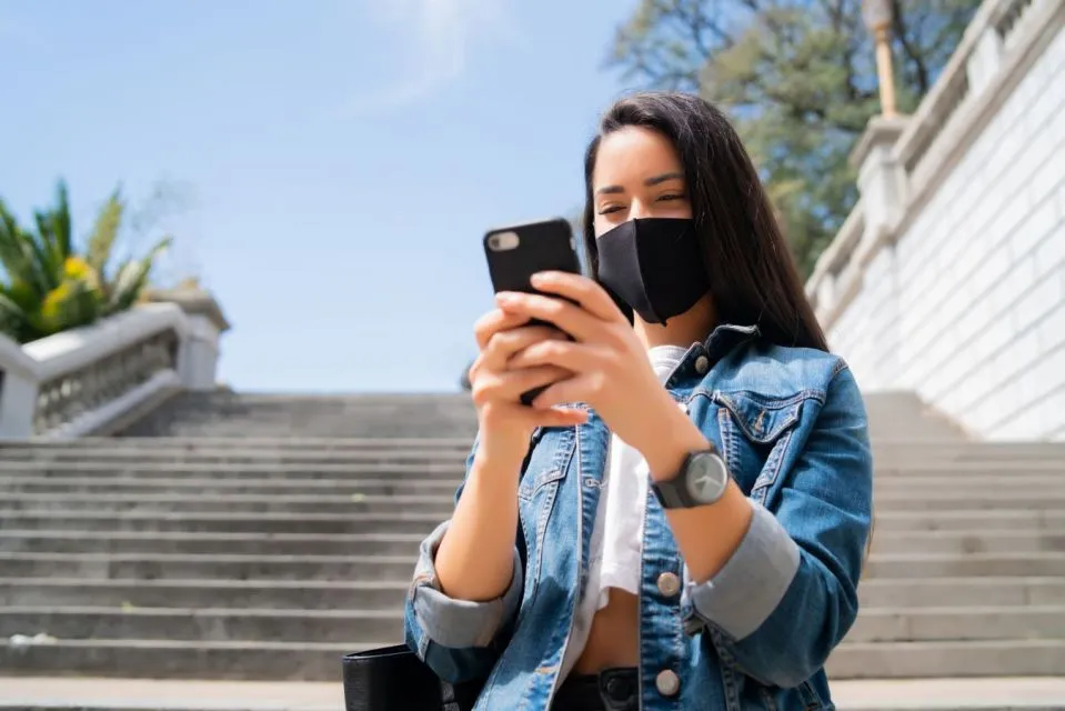 Wanita Bisa Ambil Andil dalam Hal Apa pun, Termasuk Buat Perubahan Positif di Dunia Maya 6 Women messaging