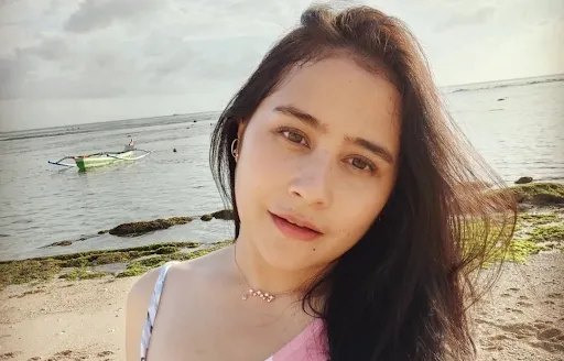 Profil Prilly Latuconsina, Aktris dengan Segudang Prestasi 3 karier prilly latuconsina