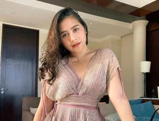 Profil Prilly Latuconsina, Aktris dengan Segudang Prestasi 4 pendidikan prilly latuconsina